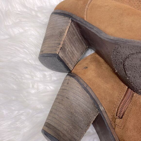 Vince Camuto | cowgirl ankle booties 9.0 Tan suede pointy toe boots. - Picture 9 of 10